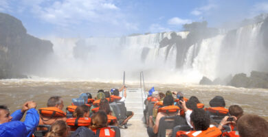 ¿Cuánto cuesta un paseo en gomon en las cataratas?