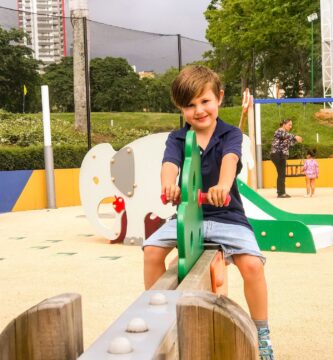¿Qué hacen los niños en un parque?